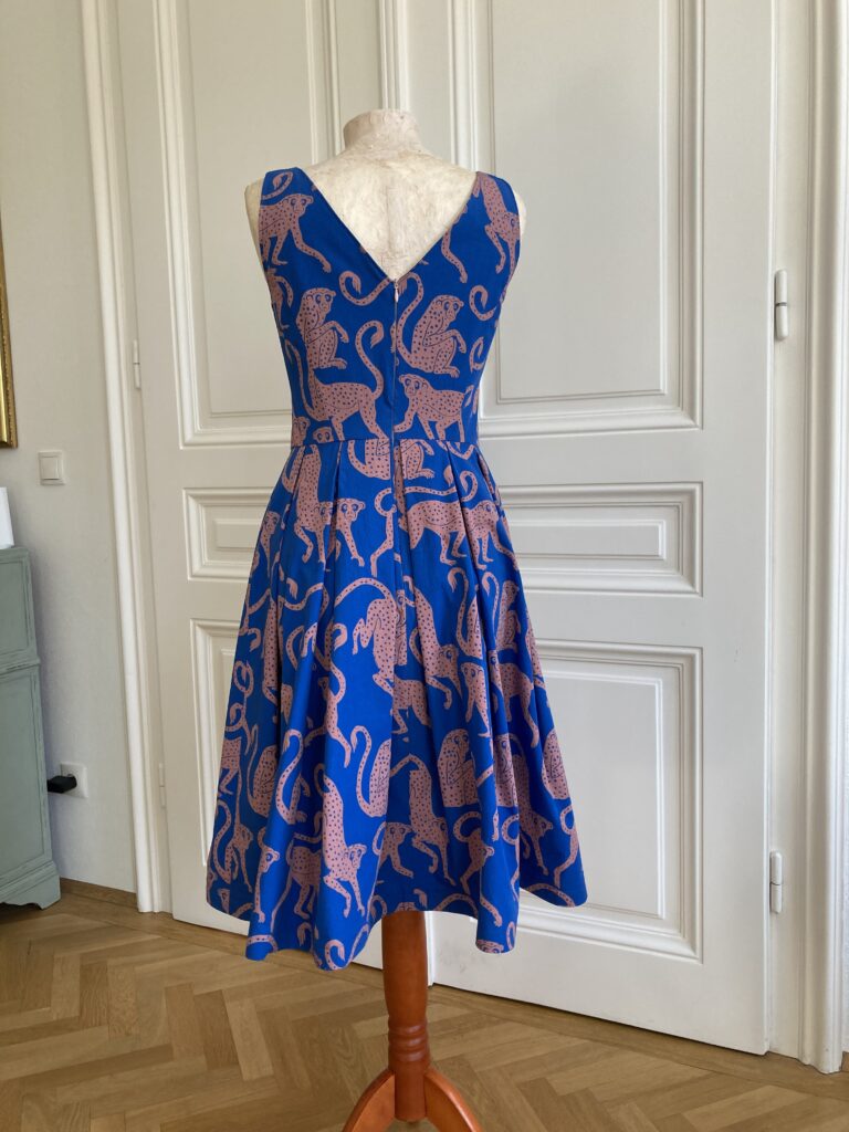 Blaues Baumwollkleid mit Affenmotiven