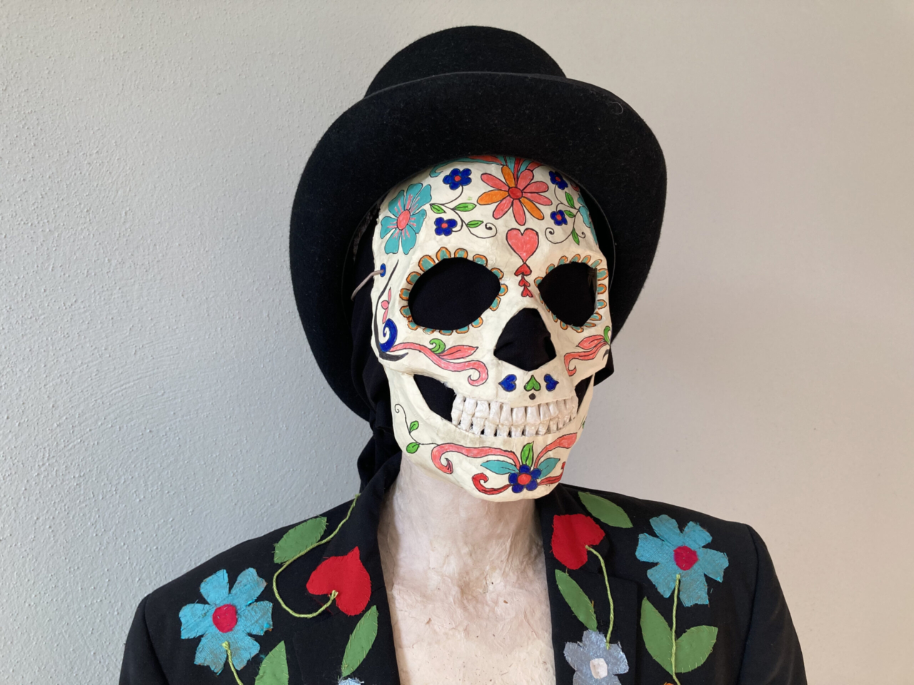 Fertiges Halloweenkostüm mit bemalter Maske, Detail, 2023
