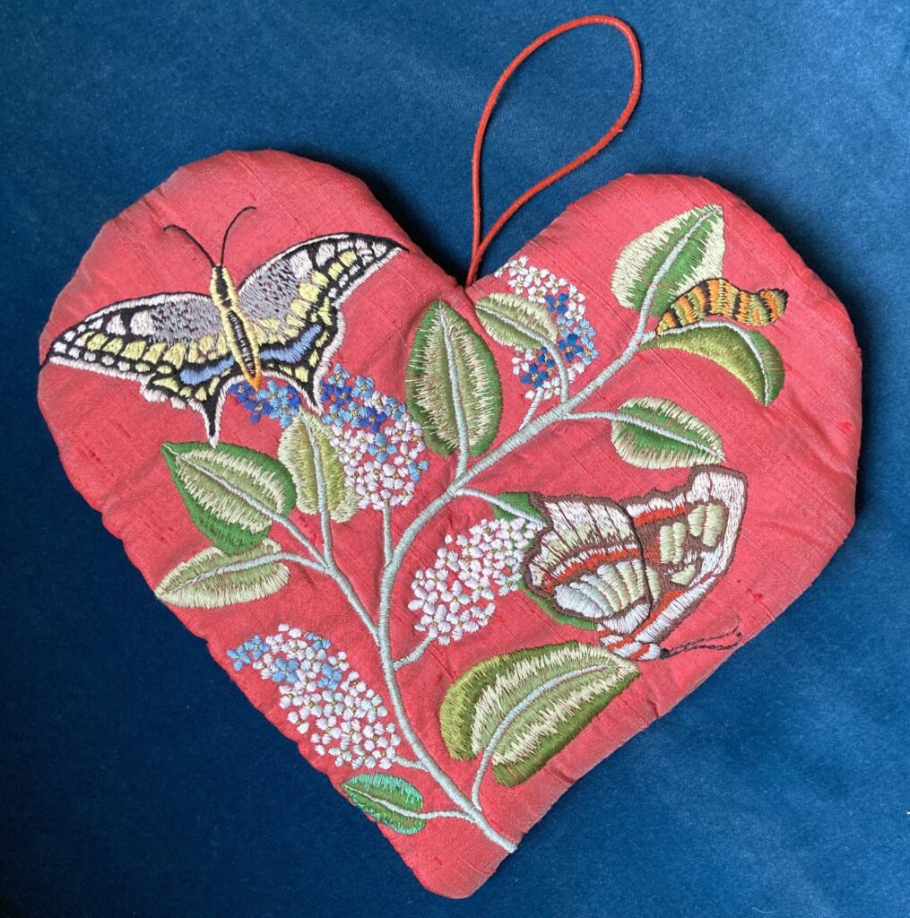 Herztasche bestickt aus Seide, 2023