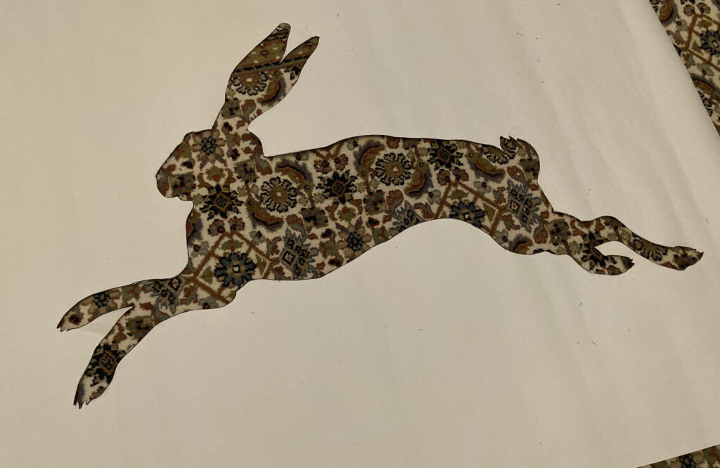 Osterhasenschablone auf Teppich