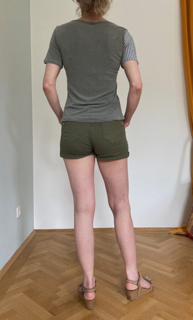 Grünes Top